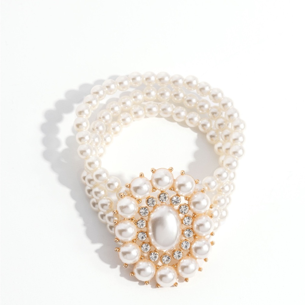 Elegant Pearl and Gold Bracelet